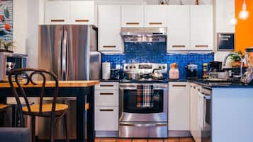 Premier House, 2 Bedrooms, Kitchen | Private kitchen | Full-sized fridge, microwave, oven, stovetop