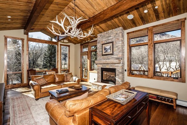 テレビ、暖炉、テーブルサッカー台、卓球台