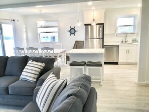 تلفزيون ذكي، مدفأة، ألعاب فيديو، مشغل دي في دي