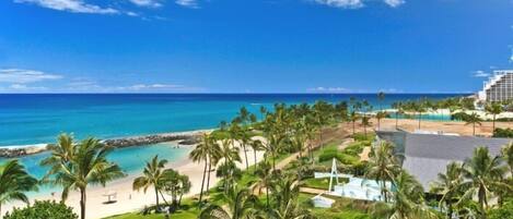 På stranden, solstolar och strandhanddukar