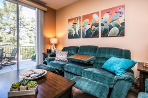 Televisión, chimenea, reproductor de DVD y libros 