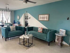 Smart TV, books - Enjoy Beautiful Sunsets, panoramic views POOL and AIR CONDITIONING (Hormigueros)