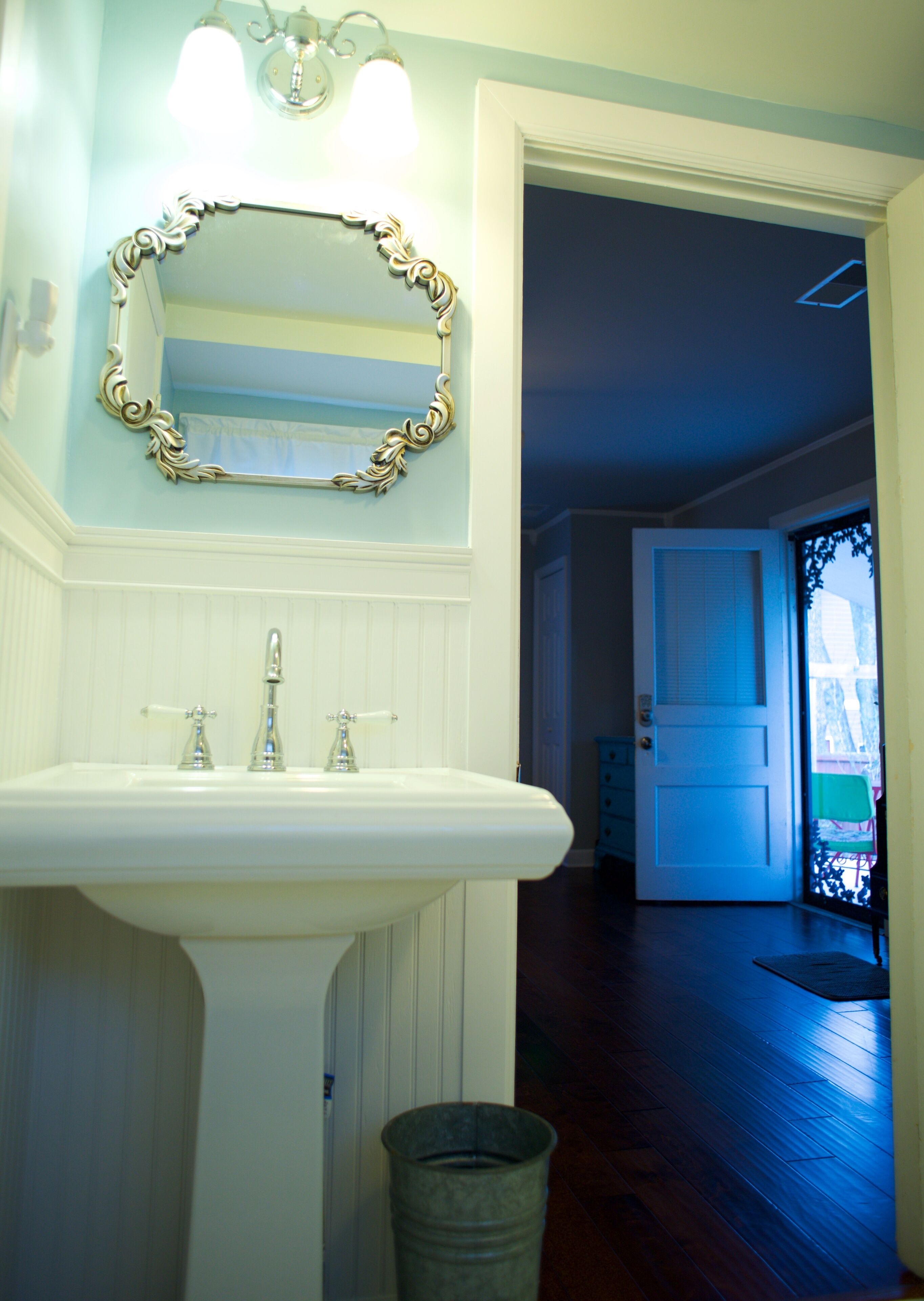 Dusj, hårføner, håndklær og såpe