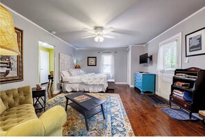 Smart TV - PEACEFUL PRIVATE COTTAGE-WALK TO PARK-5 MINS TO DOWN TOWN (Nashville)