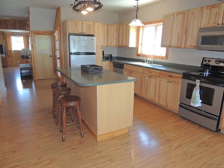 Fridge, microwave, oven, stovetop. Clayton Home - 4 bed/2 bath
