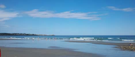 På stranden, liggestole, badehåndklæder