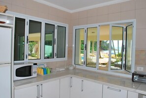 Fridge, microwave, oven, stovetop - SANDY BEACH HOUSE IN TENÓRIO (ubatuba)