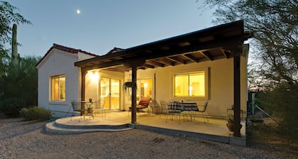 Encantadora casa de vacaciones de estilo suroeste con aves y vida silvestre, además de vistas a la montaña