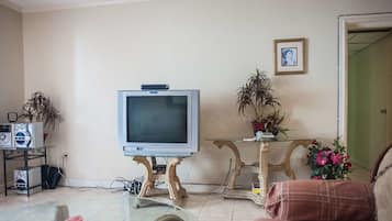 Apartment, 1 King Bed, Non Smoking | Living area | Flat-screen TV