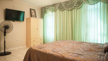 Departamento, 1 cama King size, para no fumadores | Tabla de planchar con plancha, wifi gratis y ropa de cama