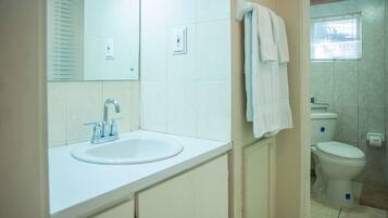 Apartemen, 1 Tempat Tidur King, Bebas Asap Rokok | Kamar mandi | Shower, perlengkapan mandi gratis, dan handuk