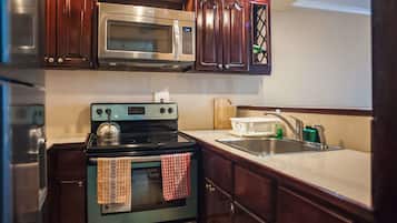 Apartemen, 1 Tempat Tidur King, Bebas Asap Rokok | Dapur pribadi | Lemari es besar, microwave, oven, dan kompor