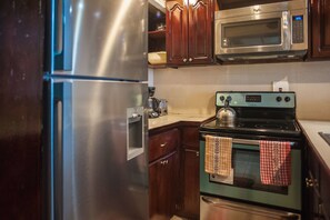 Apartment, 1 King-Bett, Nichtraucher | Eigene Küche | Großer Kühlschrank, Mikrowelle, Ofen, Herdplatte