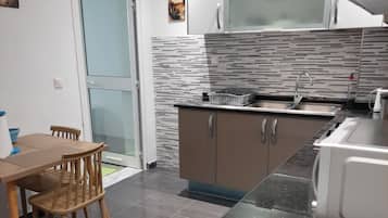 Jääkaappi, mikroaaltouuni, uuni, liesi