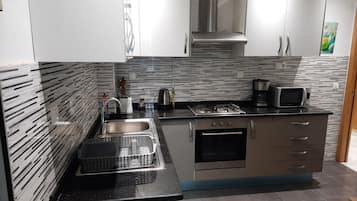 Jääkaappi, mikroaaltouuni, uuni, liesi