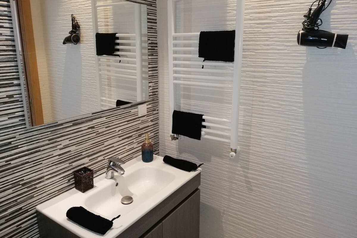Ducha, artículos de tocador gratuitos, secador de pelo, pantuflas