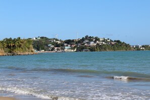 Plage à proximité, chaises longues, serviettes de plage