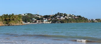 Privat terrass och balkong, rymligt 3 sovrum vid viken, semi-privat strand 