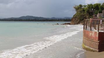 Beach nearby, sun loungers, beach towels