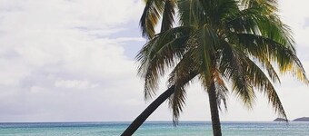 Terrasse et balcon privés, spacieux 3 chambres sur la baie, plage semi-privée 