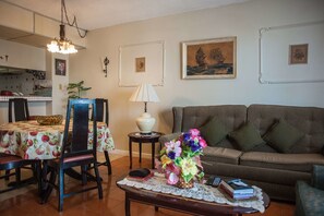 Apartment, 1 King Bed, Non Smoking | Living room | Flat-screen TV