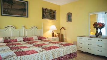 Apartment, 1 King Bed, Non Smoking | Iron/ironing board, free WiFi