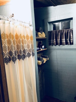 Shower, hair dryer, towels - Rustic romantic log cabin near crater of diamonds (Washington)