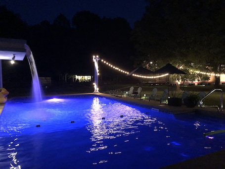 Pool. Rustic romantic log cabin near crater of diamonds