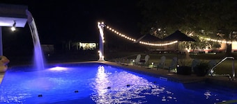 Rustic romantic log cabin near crater of diamonds