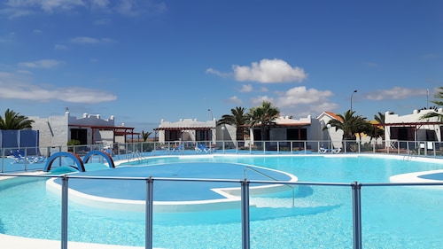 Sun Beach, bungalow 2-4 hengelle uima-altaalla Caleta de Fustessa, Fuerteventura