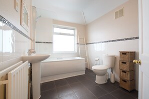 Ensemble douche/baignoire, sèche-cheveux, serviettes fournies, savon