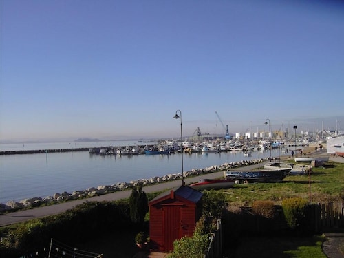 Stunning Waterside Cottage in Poole Harbour