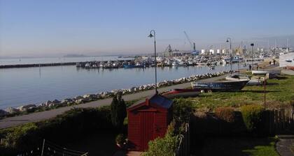 Stunning Waterside Cottage in Poole Harbour