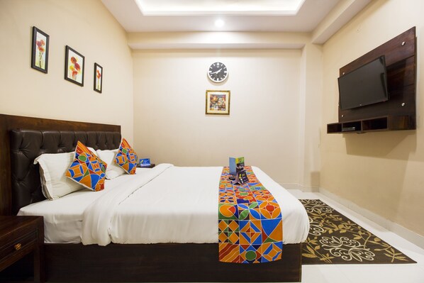 Desk, soundproofing, free WiFi, bed sheets