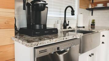 Full-size fridge, microwave, oven, stovetop