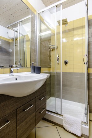 Shower, hair dryer, bidet, towels - Casa90 Holiday Home (Napoli)