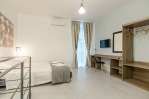 1 chambre, bureau, fer et planche à repasser, Wi-Fi