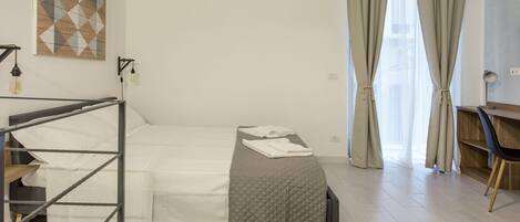 1 habitación, escritorio, tabla de planchar con plancha y wifi