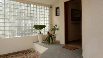 خزنة داخل الغرفة وبديكورات فريدة لكل غرفة وطراز فريد لكل وحدة ومكتب