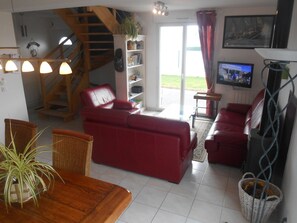 TV, DVD player, books, stereo