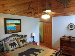 3 bedrooms, iron/ironing board, free WiFi, bed sheets - Mountain Resort Cabin, Private, screened porch overlooking wide peaceful creek. (Ellijay)