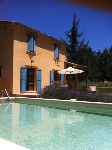 Lovely house in the Luberon with a pool in a charming location.