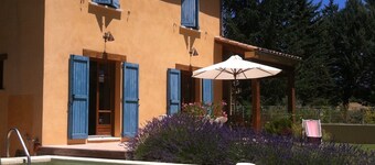 Lovely house in the Luberon with a pool in a charming location.
