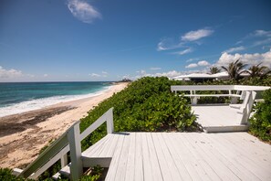 Na praia, espreguiçadeiras, toalhas de praia 