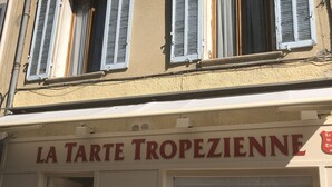 Liikkeen etuikkunassa on kyltti, jossa lukee: ”LA TARTE TROPEZIENNE”.