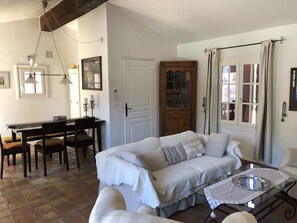 Smart TV, fireplace, DVD player, books - Air-conditioned quiet vacation home with private pool 2 mn. from the village (Le Plan-De-La-Tour)