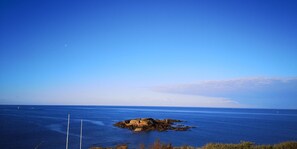 On the beach, sun-loungers, beach towels - Apartment, exceptional sea view. (Moëlan-sur-Mer)
