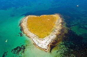På stranden, solsenger og strandhåndklær