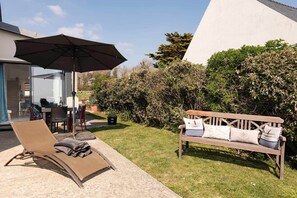 Outdoor dining - Apartment, exceptional sea view. (Moëlan-sur-Mer)
