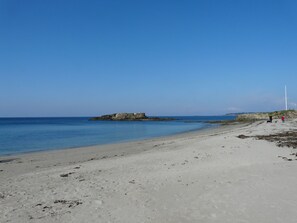 På stranden, solsenger og strandhåndklær
